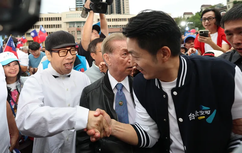 蔣萬安、蔡康永握手致意 國民黨籍台北市長蔣萬安(前右)爭取連任,26日下午在敦化國中舉行競選總部成立大會,藝人蔡康永(前左)也現身會場,蔣萬安上前握手致意。中央社記者謝佳璋攝115年10月26日
