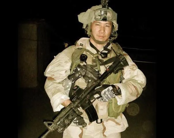 前美軍綠扁帽特戰部隊少校余靖透露,他已退役17年了,投入民間企業的時間比從軍時間更長,「但幾乎每天睡覺都會夢到以前的軍旅生涯」。(余靖臉書)