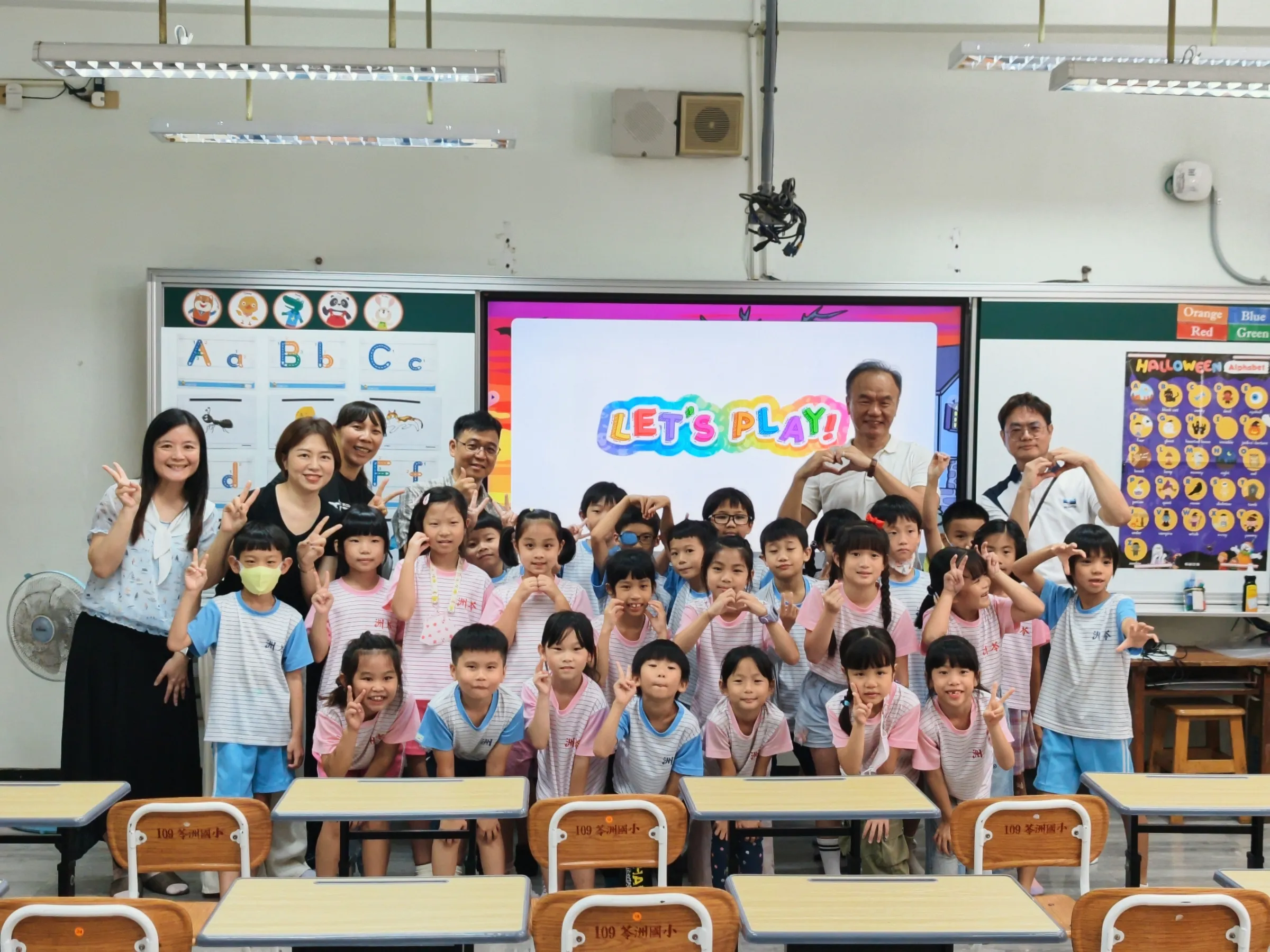 圖說:苓洲國小學生在英語教室與師長開心合影。(圖/風傳媒提供)