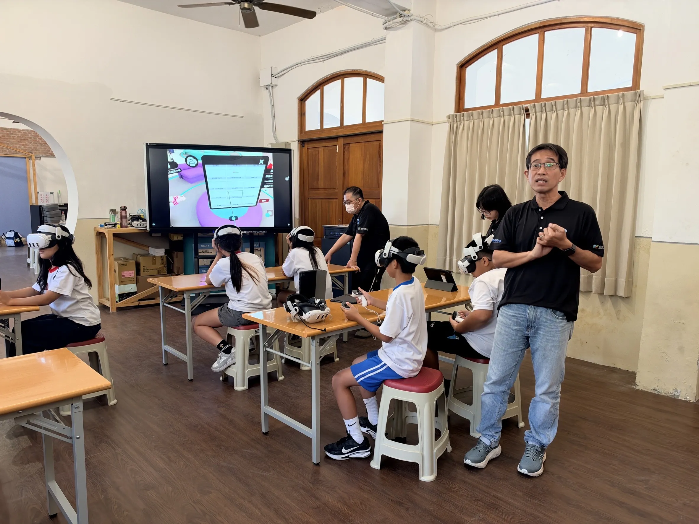圖說:旗山國小學生戴上VR頭盔,在XR數位共學中心進行沉浸式學習。(圖/風傳媒提供)