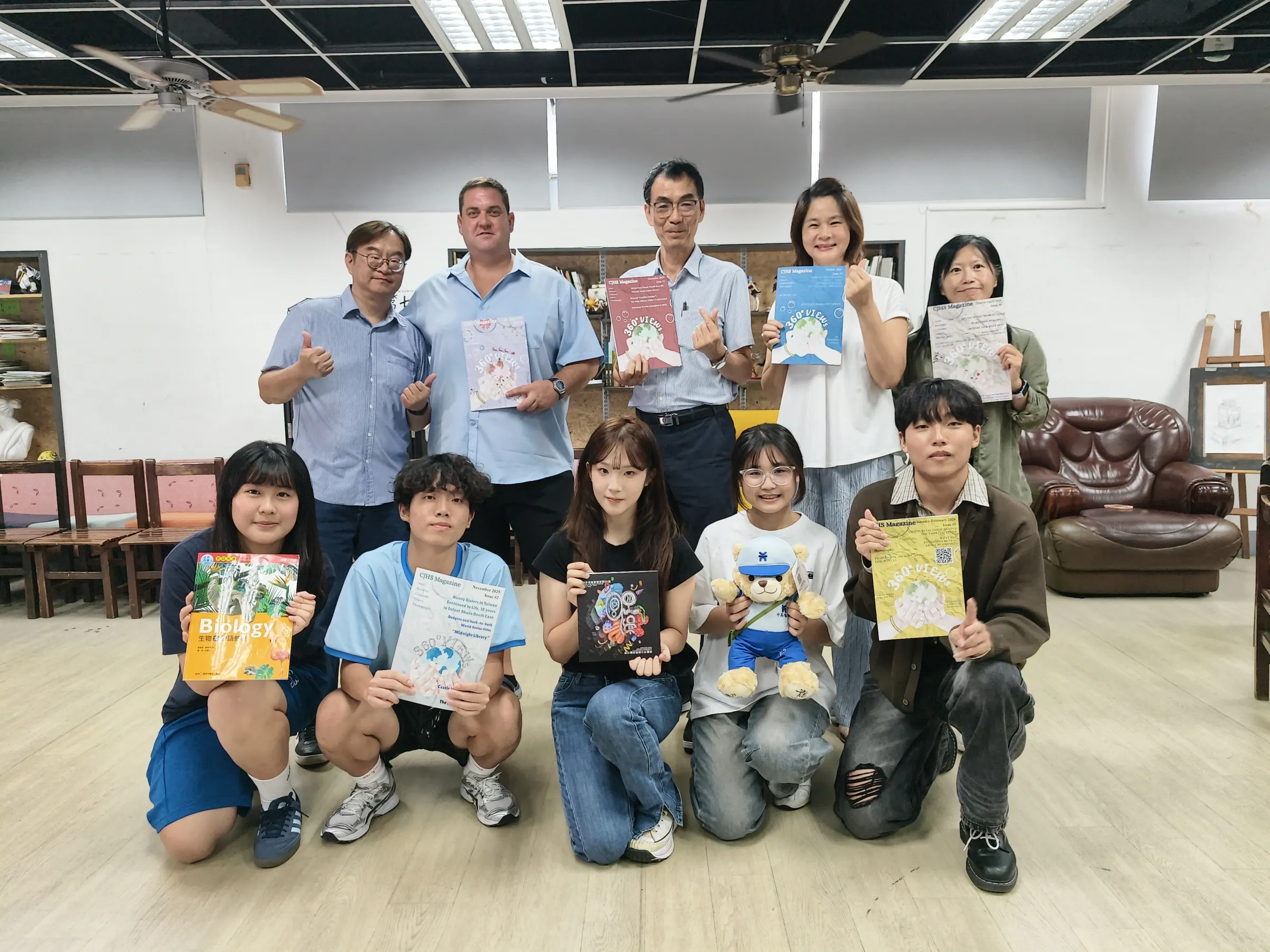 圖說:前鎮高中師生與外師合影,展示雙語教材。(圖/風傳媒提供)