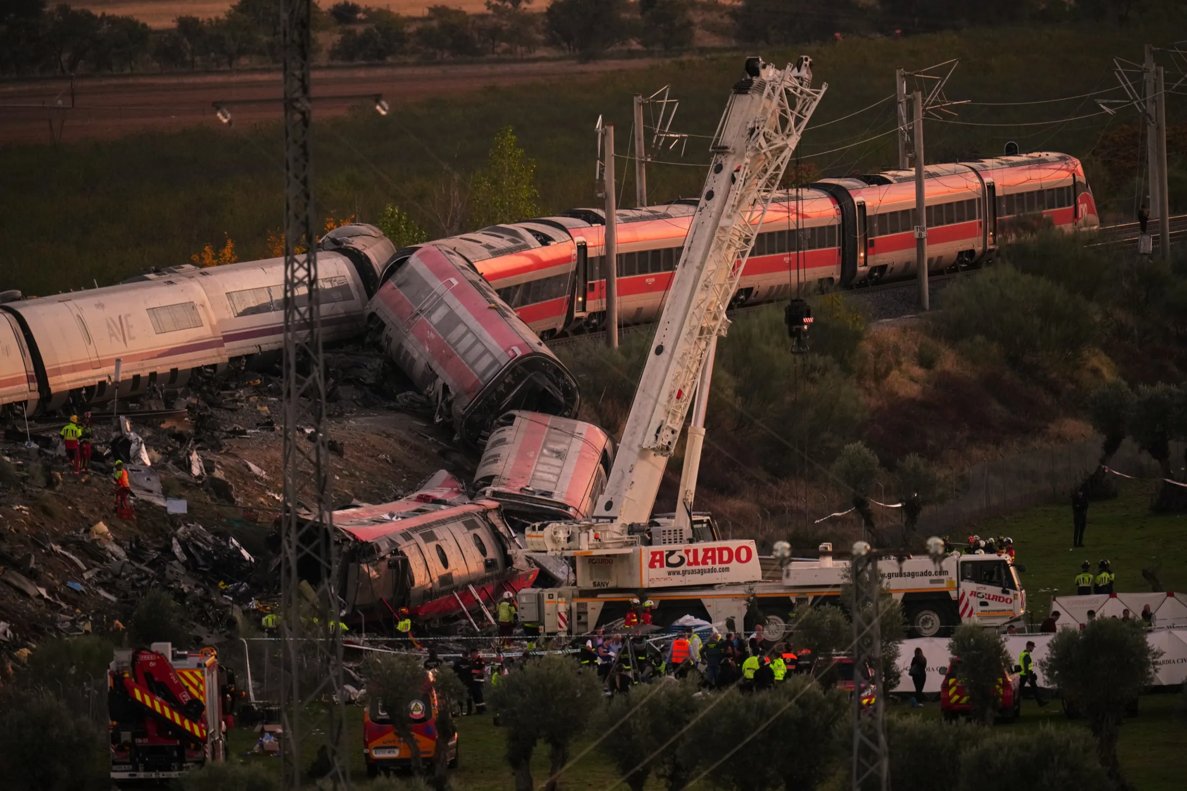 2026年10月28日,救援人員在西班牙烏爾達兩列火車相撞的事故現場工作。(美聯社)