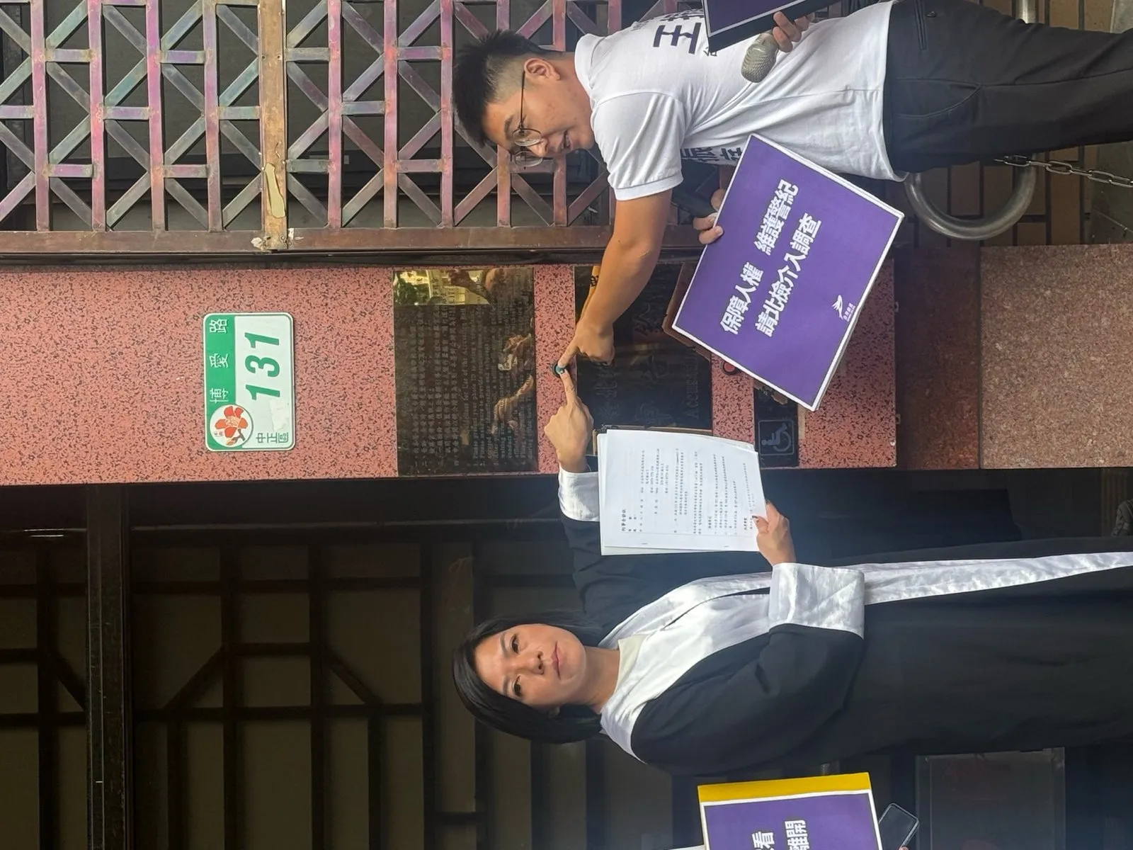 日前台灣前進陣線赴臺灣臺北地方檢察署按鈴控告畫面,李惠暄律師(左)