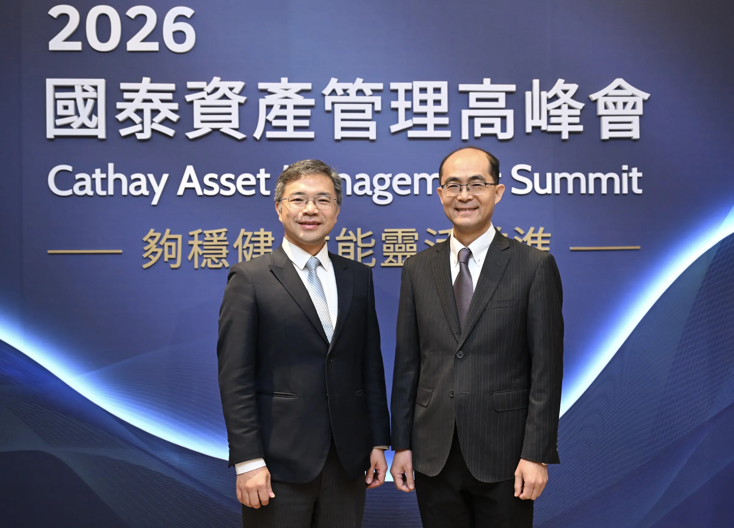 20261030-國泰投信今年8月實施雙投資長制度,由兩位資深副總鄭立誠(左)與林士喬(右)擔任。(國泰金提供)