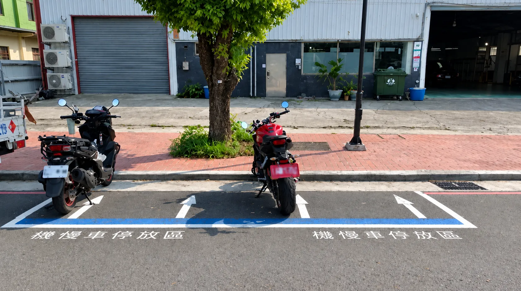 大型重機停放一般路邊機慢車停放區(直向)樣態。(圖/取自台中市政府)