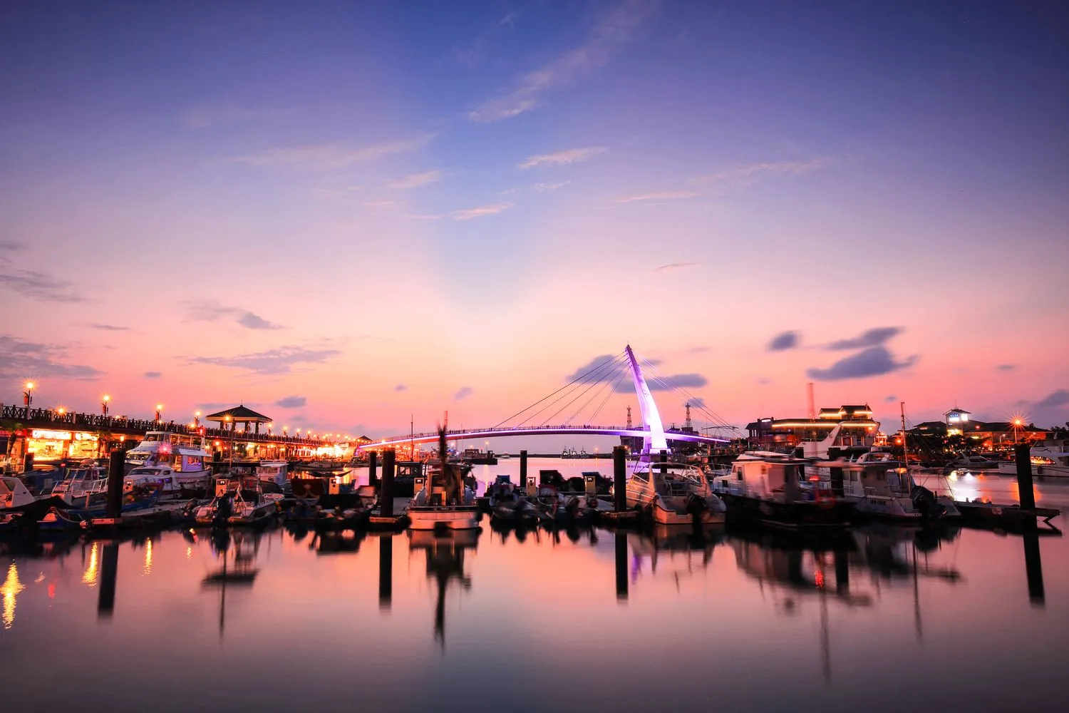 淡水漁人碼頭遙望美麗夕陽。(圖/新北市觀旅局提供)