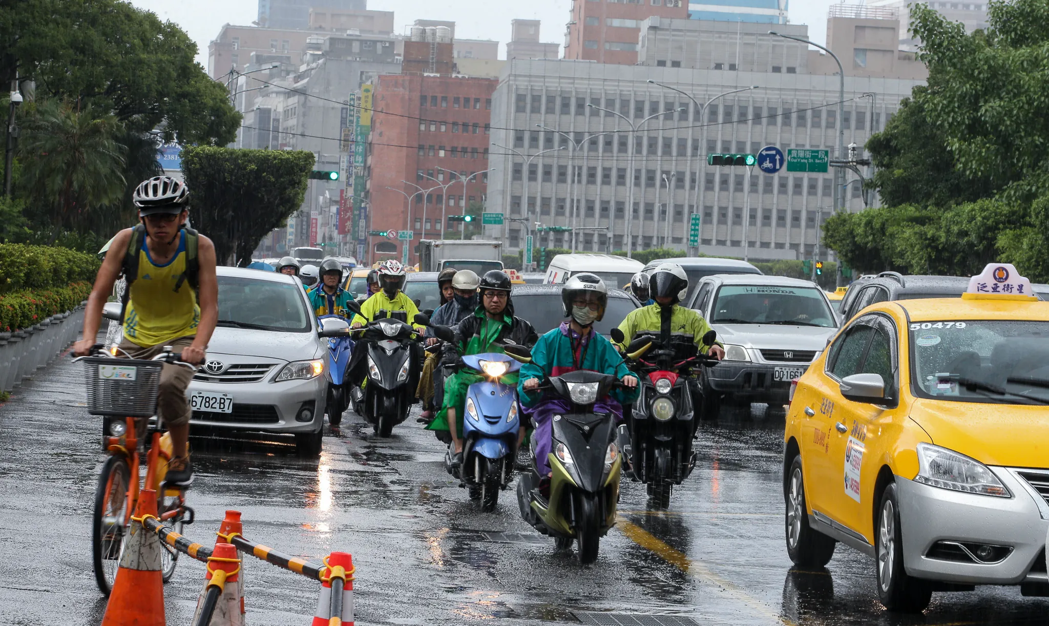 瑪莉亞颱風來勢洶洶,大台北下午四點起放颱風假,交通要道提早擁塞,一腳踏車騎士冒雨前進車陣中。(資料照,顏麟宇攝)