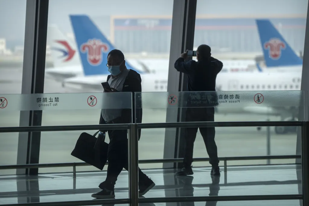北京大興國際機場的旅客。(美聯社)