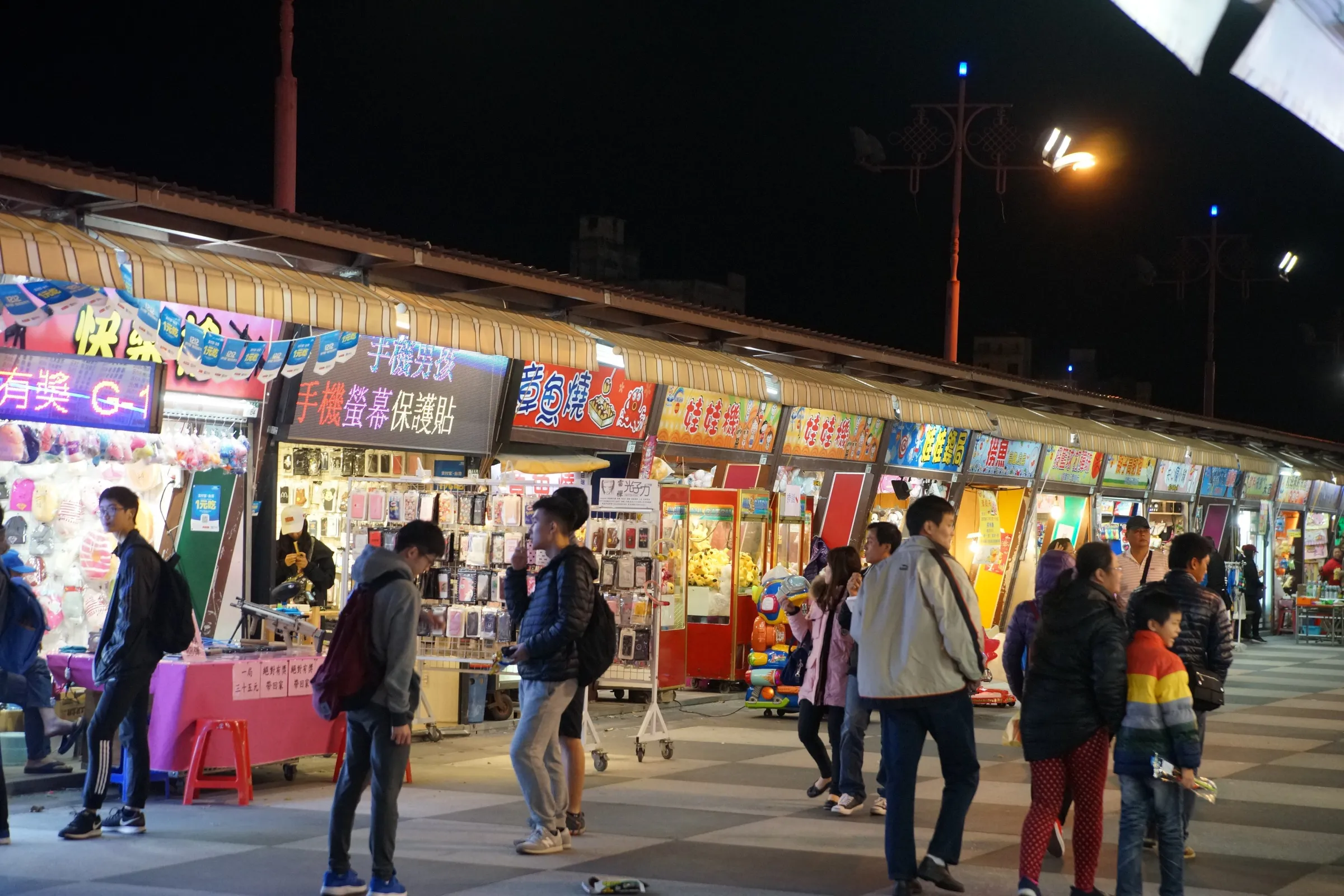 花蓮東大門夜市一景。(盧逸峰攝)