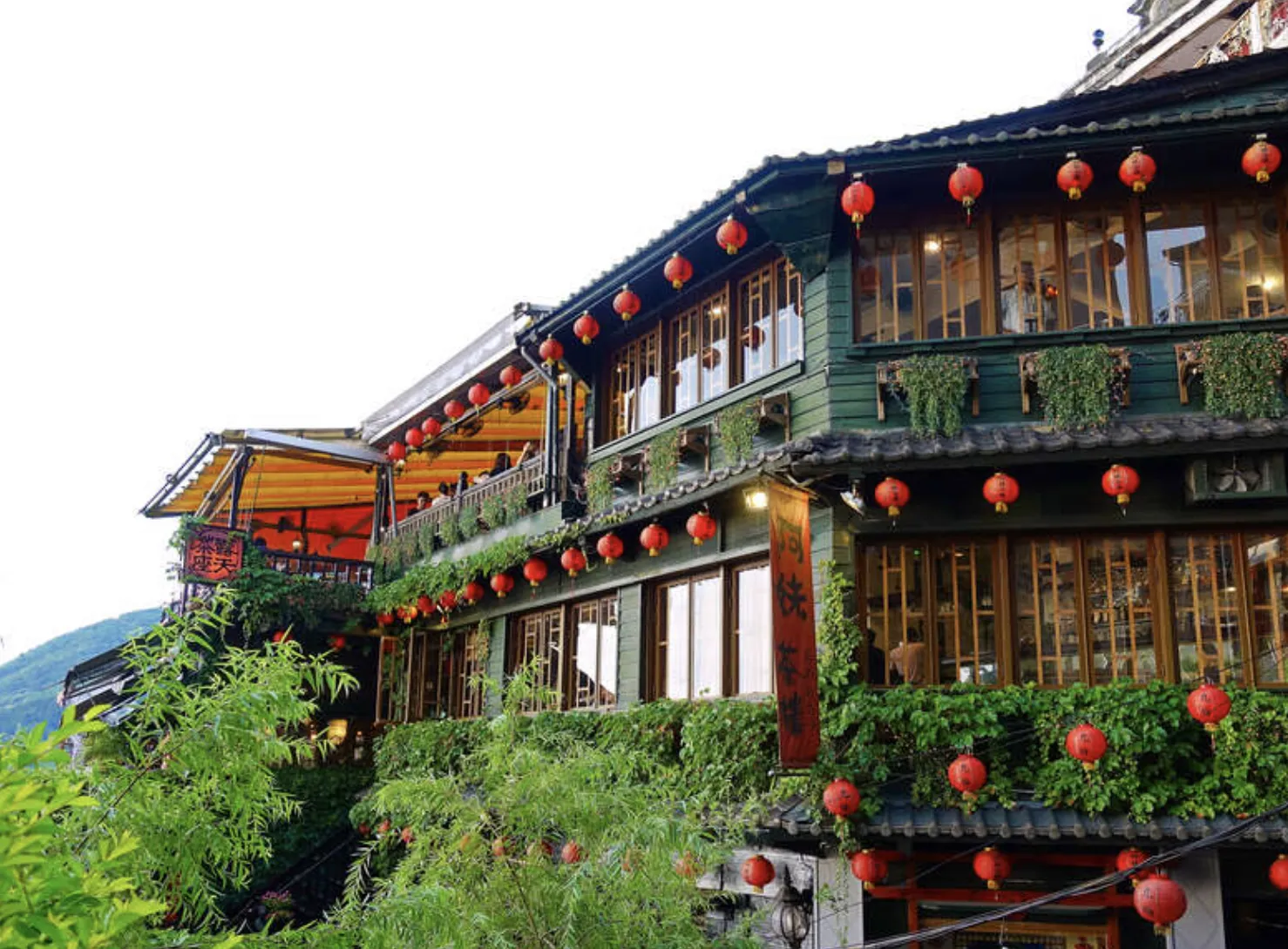 九份老街「阿妹茶樓」,日式風情濃厚,神似動畫電影「神隱少女」場景(圖/台北市觀光傳播局)