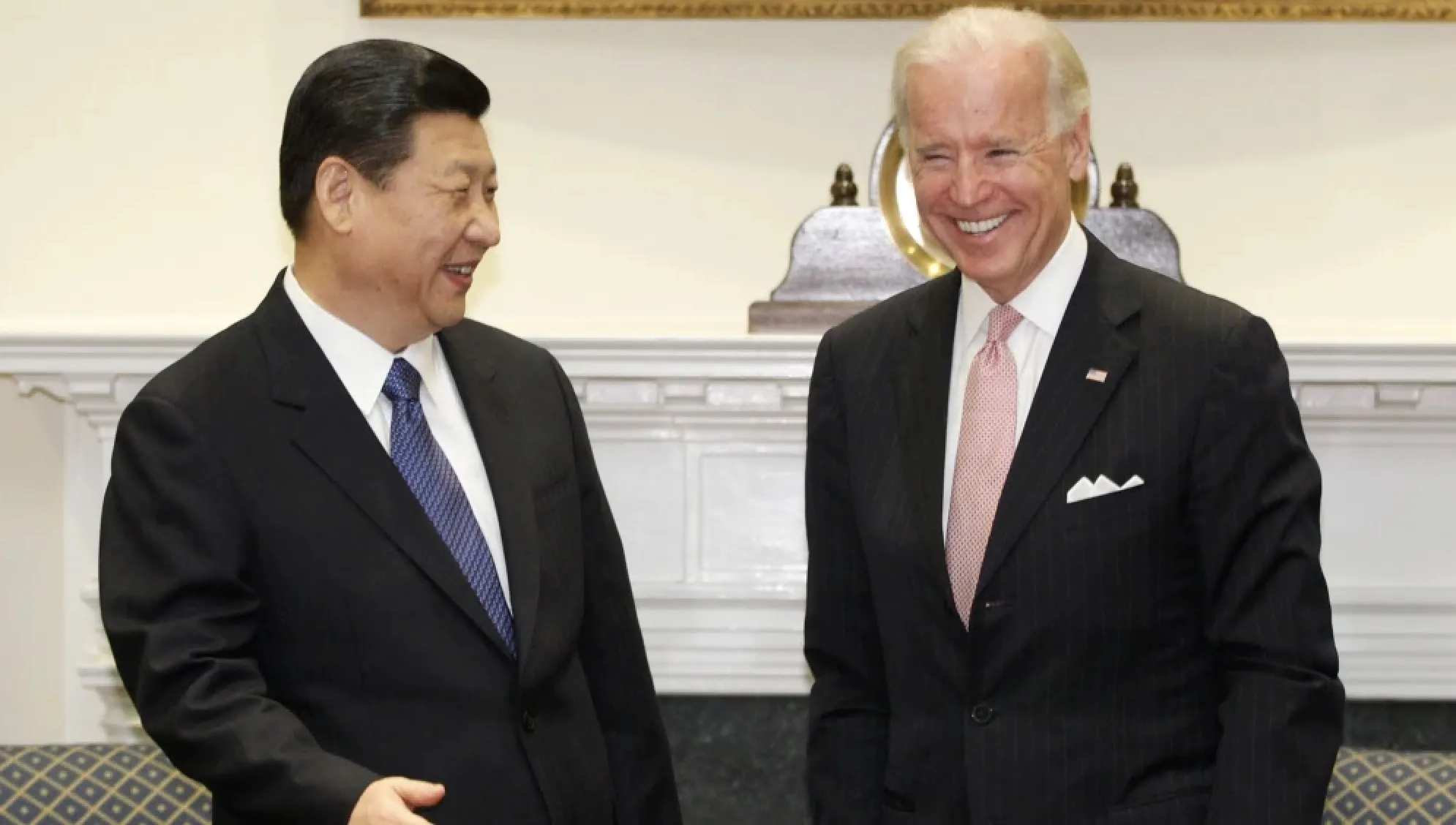 2012年2月14日,時任美國副總統拜登在白宮接待到訪的時任中國國家副主席習近平。(美聯社)