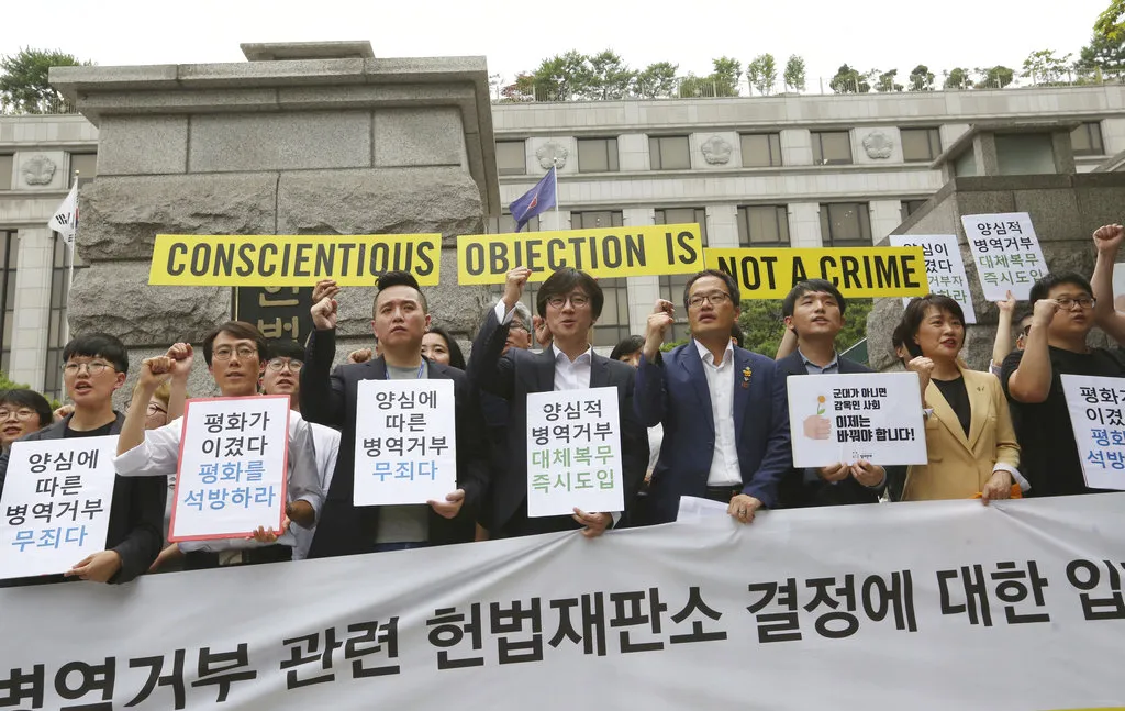 2018年6月28日,支持良心逃役者的民眾在南韓憲法法院外集會,呼籲政府為良心逃役者提供服兵役的替代方案。(AP)