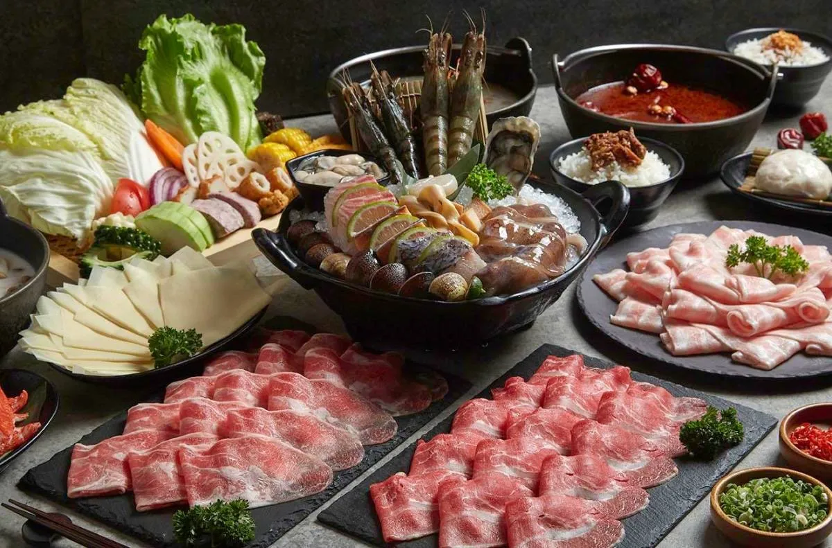 築間幸福鍋物新店京站店,以全新用餐型態火烤門店登場,開幕推打卡5折吃燒肉活動。(圖/業者提供)