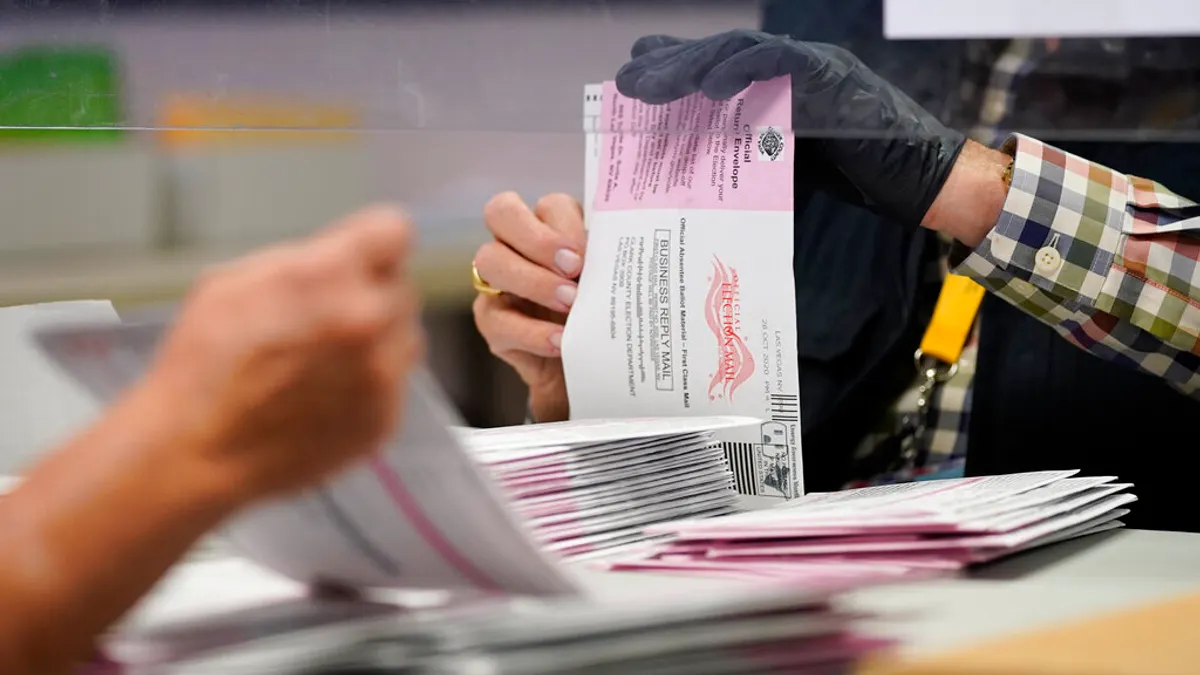 川普發布行政命令要廢除郵寄選票制度。圖為內華達州拉斯維加斯一名選務人員正在整理郵寄選票。(資料照,美聯社) 川普發布行政命令要廢除郵寄選票制度。圖為內華達州拉斯維加斯一名選務人員正在整理郵寄選票。(資料照,美聯社)