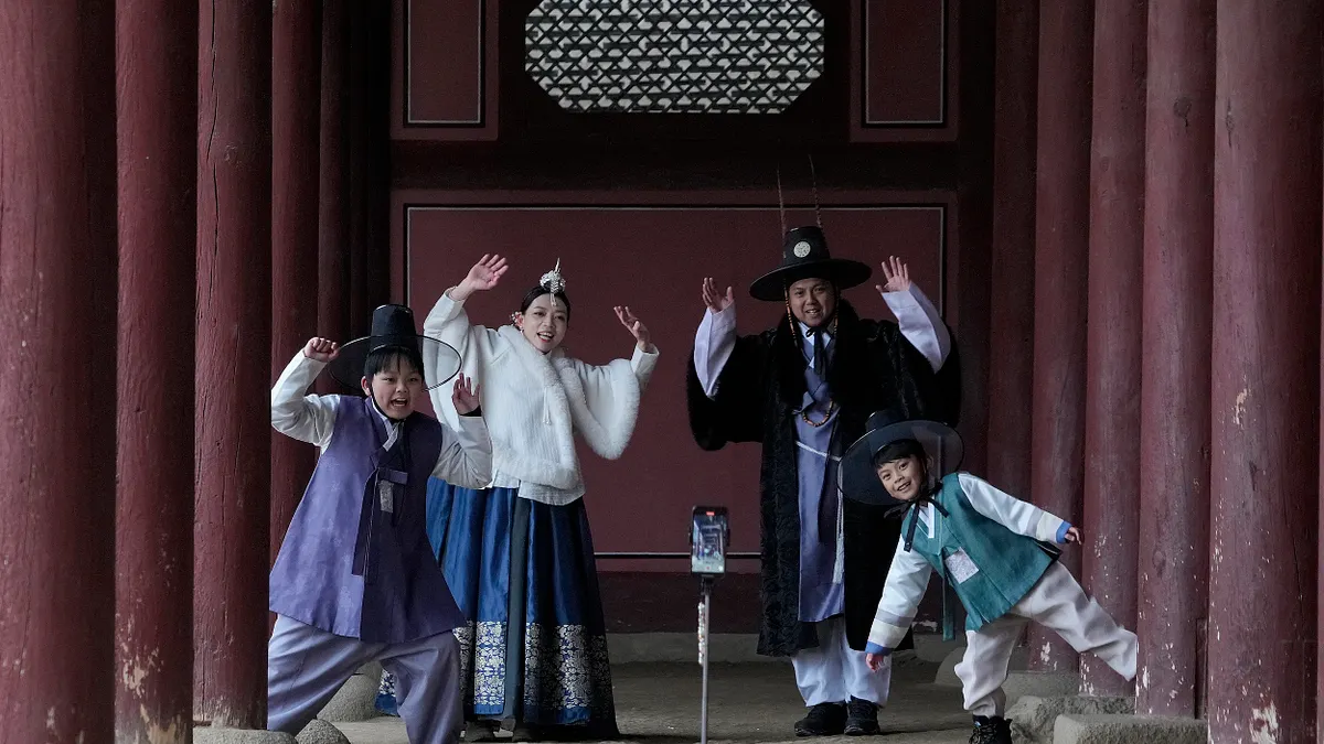 2025年1月,韓國首爾的遊客在景福宮穿著韓服自拍。(美聯社) 2025年1月,韓國首爾的遊客在景福宮穿著韓服自拍。(美聯社)