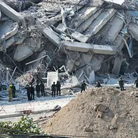 南北極地域で頻繁に地震が発生する場合、M8クラスの巨大地震の前兆である可能性がある。通常、地震は北緯・南緯30度付近で多く発生するため、極地での地震活動が異常な場合は特に注意が必要だ。(写真は2025年3月28日のミャンマー地震、AP) 南北極地域で頻繁に地震が発生する場合、M8クラスの巨大地震の前兆である可能性がある。通常、地震は北緯・南緯30度付近で多く発生するため、極地での地震活動が異常な場合は特に注意が必要だ。(写真は2025年3月28日のミャンマー地震、AP)