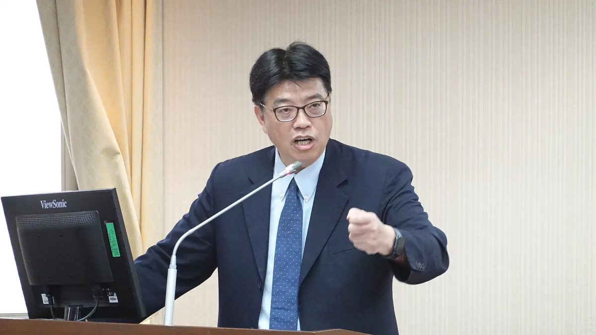 陸委會發布新制,2026年起將嚴查軍公教大陸身分,不配合者將無法聘任。圖為陸委會主委邱垂正。(資料照,楊騰凱攝) 陸委會發布新制,2026年起將嚴查軍公教大陸身分,不配合者將無法聘任。圖為陸委會主委邱垂正。(資料照,楊騰凱攝)