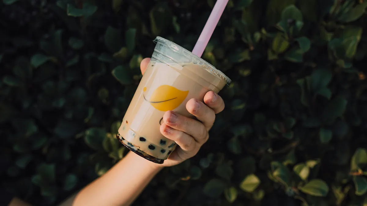 飲食就如同語言與服飾一樣,是具有象徵意義的文化元素,不僅展現一個社會的獨特風貌,也能喚起人們對自身所屬群體的認同與情感連結。以珍珠奶茶為例,這杯融合台灣茶飲與創意配料的手搖飲,不只是全球知名的美食,更成為許多台灣人心中具代表性的文化象徵。(示意圖/取自pexels) 飲食就如同語言與服飾一樣,是具有象徵意義的文化元素,不僅展現一個社會的獨特風貌,也能喚起人們對自身所屬群體的認同與情感連結。以珍珠奶茶為例,這杯融合台灣茶飲與創意配料的手搖飲,不只是全球知名的美食,更成為許多台灣人心中具代表性的文化象徵。(示意圖/取自pexels)