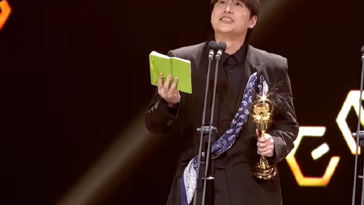 36屆金曲獎台語歌手得獎人陳以恆,在致詞時高喊「台灣獨立音樂萬歲」。(台視轉播視頻道截圖) 36屆金曲獎台語歌手得獎人陳以恆,在致詞時高喊「台灣獨立音樂萬歲」。(台視轉播視頻道截圖)