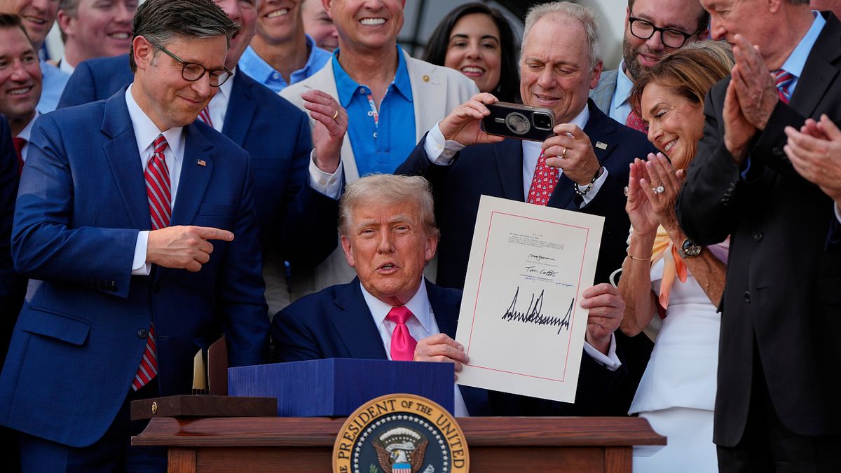 川普政府最新通過的《大而美法案》,也被反對的民主黨人士認為「讓中國更加偉大」,尤其是反映在清潔能源政策的大幅倒退。法案終止電動汽車稅收抵免(7500美元),限制風能、太陽能稅收優惠,並取消核電支持。(美聯社) 川普政府最新通過的《大而美法案》,也被反對的民主黨人士認為「讓中國更加偉大」,尤其是反映在清潔能源政策的大幅倒退。法案終止電動汽車稅收抵免(7500美元),限制風能、太陽能稅收優惠,並取消核電支持。(美聯社)