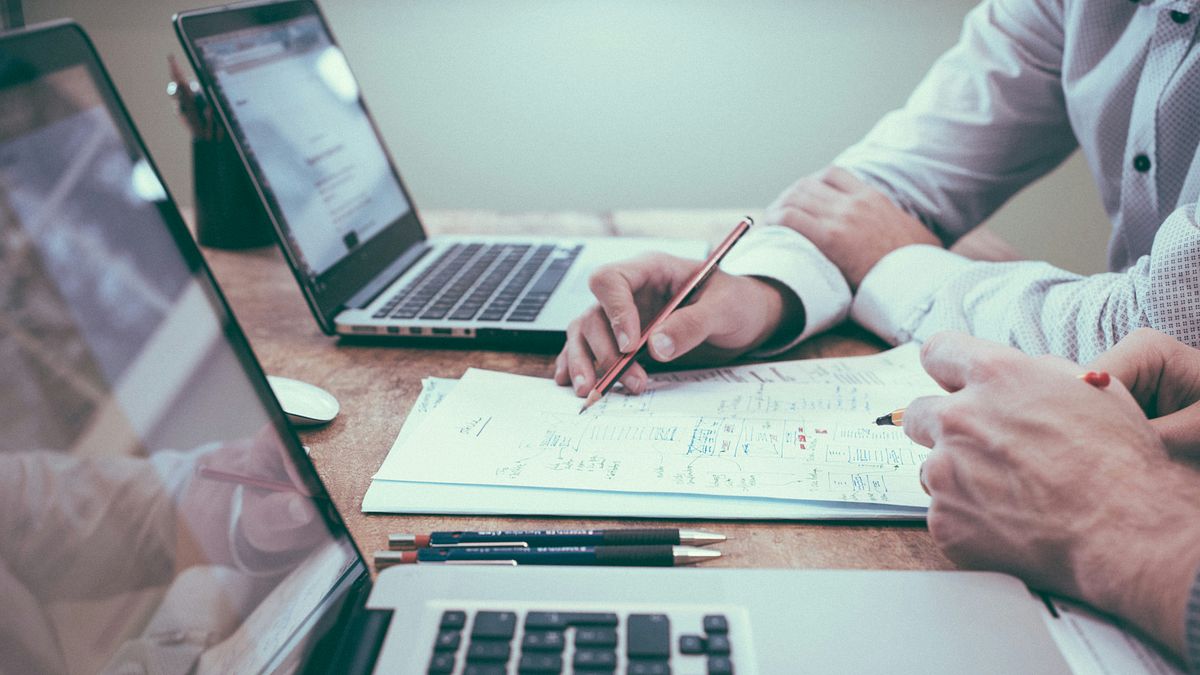 保險商品與公司選擇同樣重要,但在資訊不對稱與商品複雜的現實下,業務員專業度、公司規模與服務品質成為關鍵。(示意圖/取自Unsplash) 保險商品與公司選擇同樣重要,但在資訊不對稱與商品複雜的現實下,業務員專業度、公司規模與服務品質成為關鍵。(示意圖/取自Unsplash)