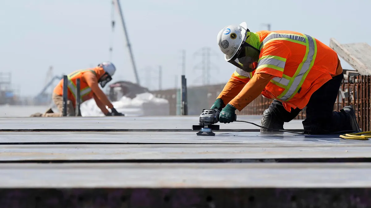 正在兴建中的加州高速铁路工程。 (美联社)