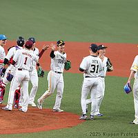 セ・リーグに5対1で勝利し、ハイタッチで喜びを分かち合うパ・リーグの選手たち。(写真/NPB公式サイトより) セ・リーグに5対1で勝利し、ハイタッチで喜びを分かち合うパ・リーグの選手たち。(写真/NPB公式サイトより)