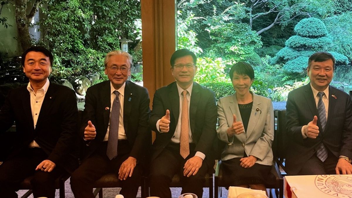 众议员古屋圭司(左二)周五在脸书贴出与林佳龙(中)、我驻日代表李逸洋(右一)的合照。 (古屋圭司脸书)