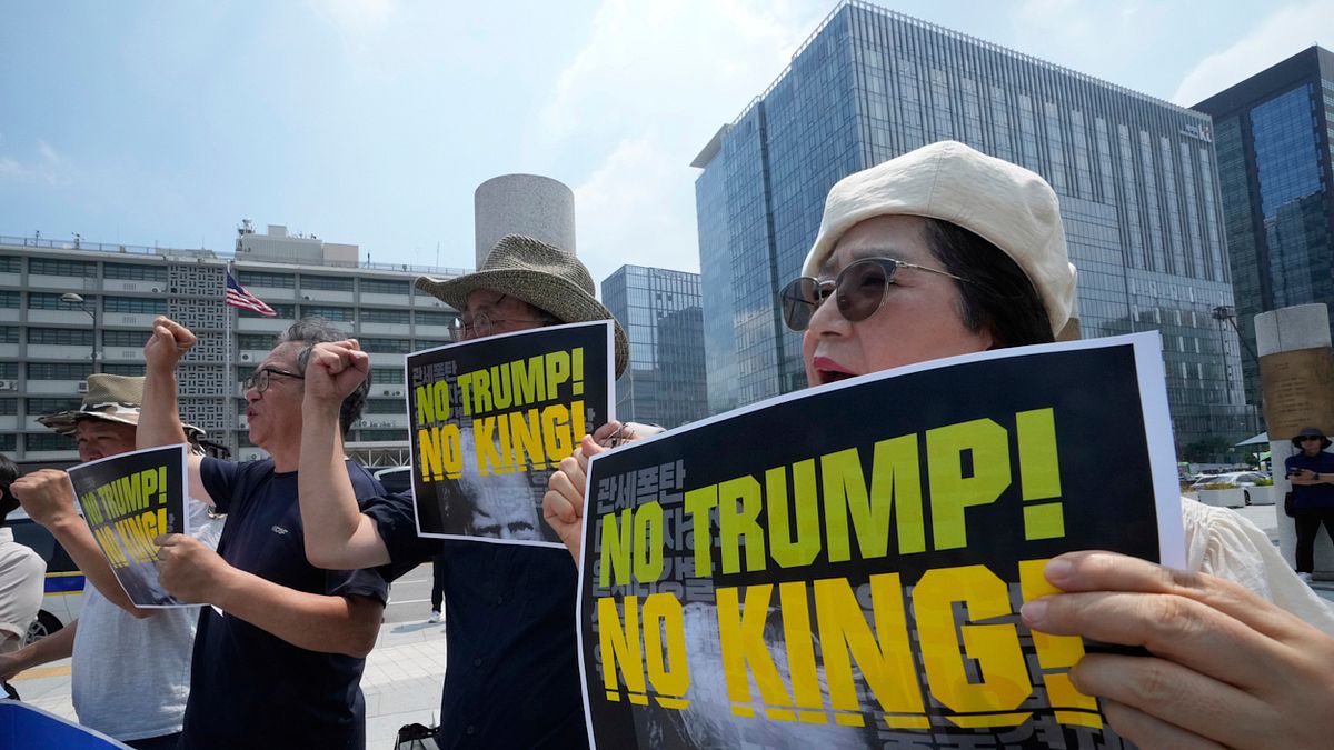 南韩首尔的美国大使馆附近出现示威民众,抗议特朗普对韩国的关税政策。 (美联社)