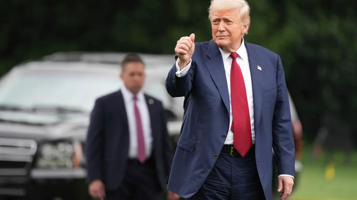 2025年8月1日。美國總統川普(Donald Trump)在白宮南草坪,準備前往安德魯聯合基地(Joint Base Andrews)。(AP) 2025年8月1日。美國總統川普(Donald Trump)在白宮南草坪,準備前往安德魯聯合基地(Joint Base Andrews)。(AP)