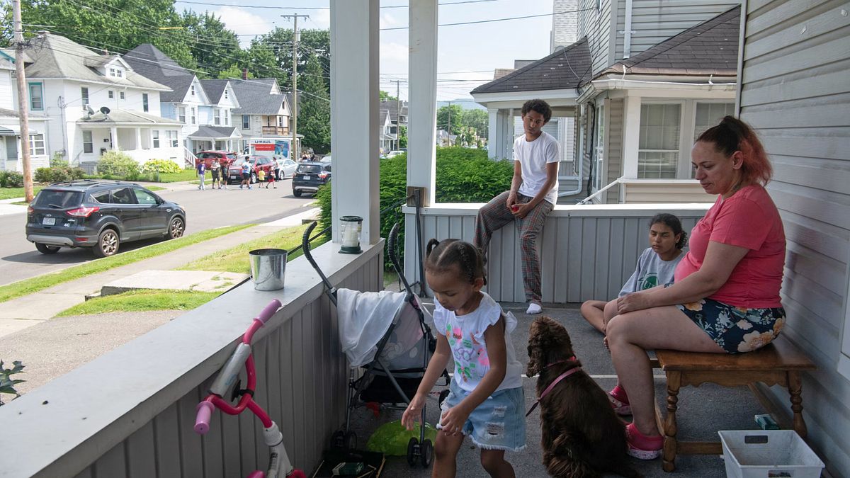 費利卡・艾倫和她的孩子尼莎婭、蘇拉傑和蘇里亞以及家裡的狗在紐約州賓漢頓附近的門廊上共度時光。(華爾街日報) 費利卡・艾倫和她的孩子尼莎婭、蘇拉傑和蘇里亞以及家裡的狗在紐約州賓漢頓附近的門廊上共度時光。(華爾街日報)