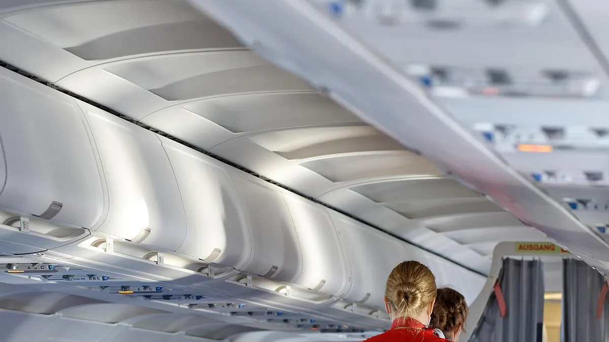 乘客在飞机座位上遵守穿搭禁忌,确保旅途舒适与安全。 (示意图/取自pixabay)