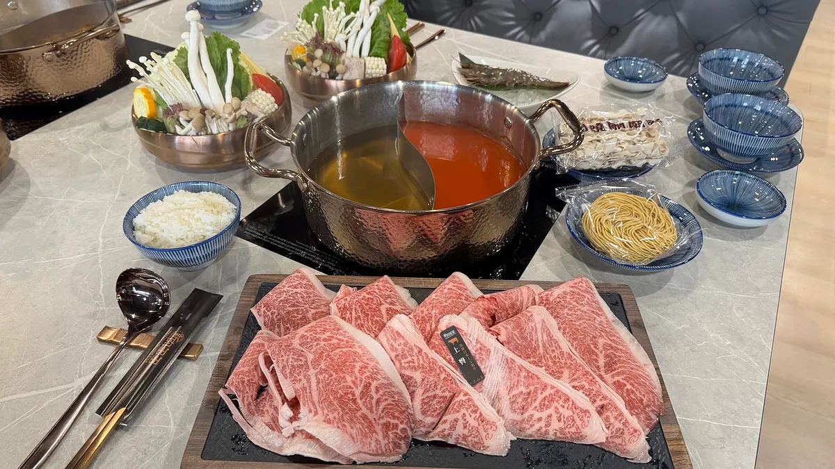 樂多多集團推出新品牌「新•肉多多」,主打日本A5和牛及美國Prime級牛肉。鍋內右邊為創新湯底「貴州紅酸湯」。(劉芯衣攝) 樂多多集團推出新品牌「新•肉多多」,主打日本A5和牛及美國Prime級牛肉。鍋內右邊為創新湯底「貴州紅酸湯」。(劉芯衣攝)