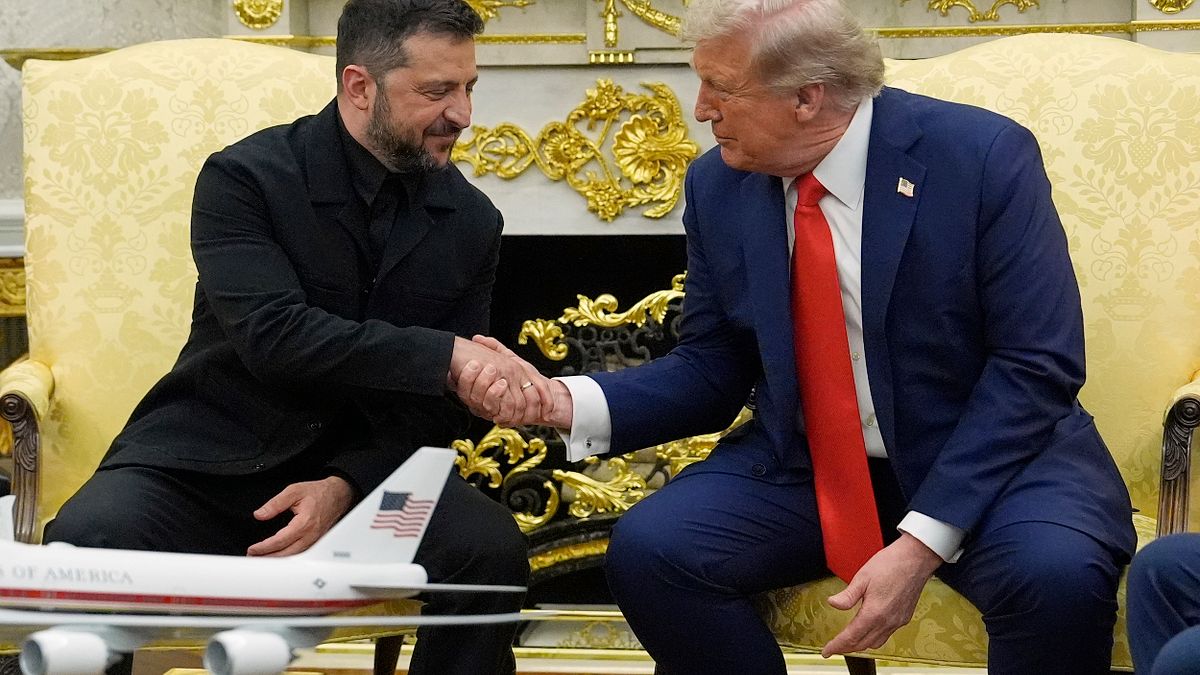 2025年8月18日、ホワイトハウスで会談する米大統領トランプ氏とウクライナ大統領ゼレンスキー氏。(AP通信) 2025年8月18日、ホワイトハウスで会談する米大統領トランプ氏とウクライナ大統領ゼレンスキー氏。(AP通信)