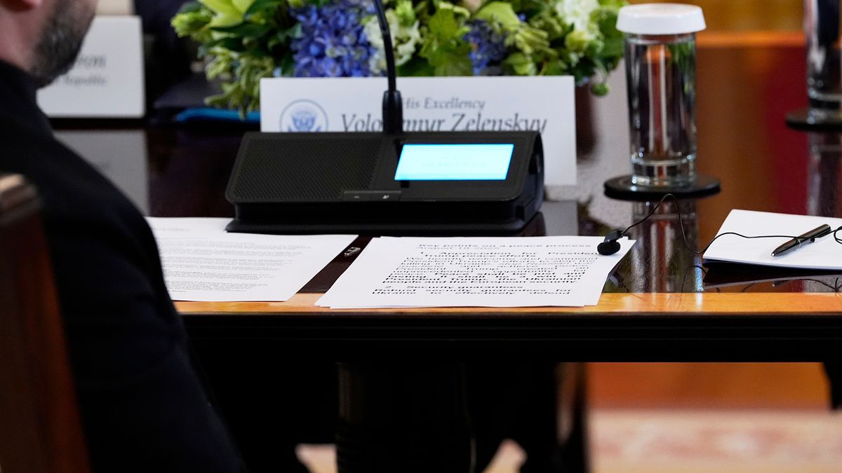 2025年8月18日,美國總統川普與烏克蘭總統澤倫斯基、以及多名歐洲領導人在白宮討論俄烏和談事宜。(美聯社) 2025年8月18日,美國總統川普與烏克蘭總統澤倫斯基、以及多名歐洲領導人在白宮討論俄烏和談事宜。(美聯社)