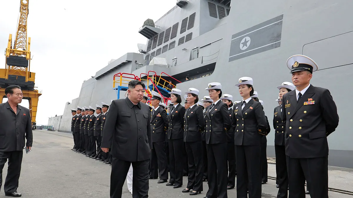 北韓最高領導人金正恩(中)前往南浦檢閱最新驅逐艦崔賢號。(美聯社) 北韓最高領導人金正恩(中)前往南浦檢閱最新驅逐艦崔賢號。(美聯社)