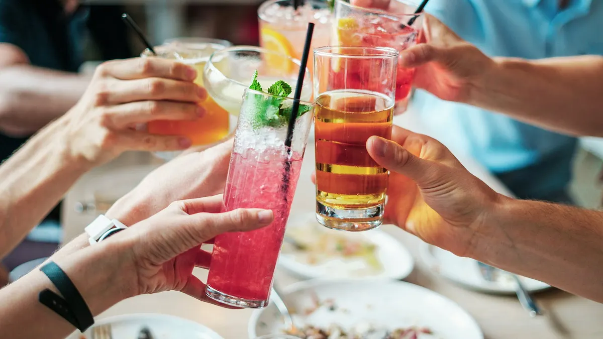 乾杯!「慶功宴」的英語該如何表達?相關詞彙也一併介紹!