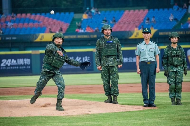 迎接九三軍人節,國軍職棒開球中部場登場,陸軍司令親自上陣 - 風傳媒