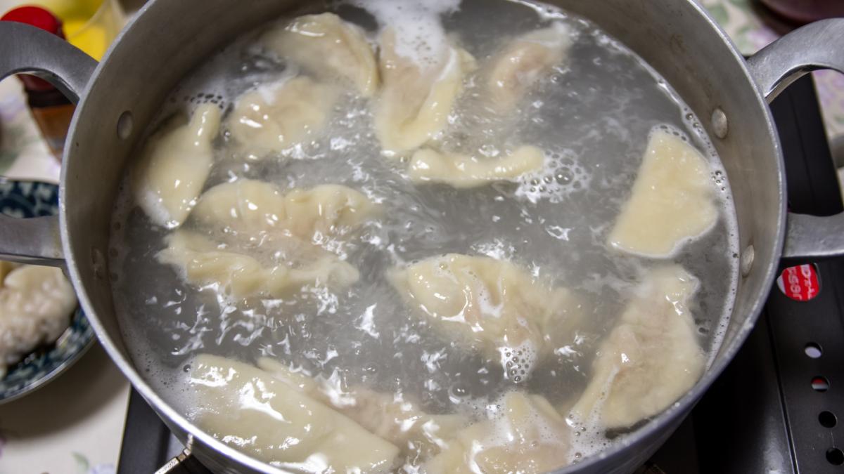 水餃別再直接下滾水煮!內行教簡單1招,免開火就Q彈多汁、不黏鍋破皮 | 風生活 - 風傳媒