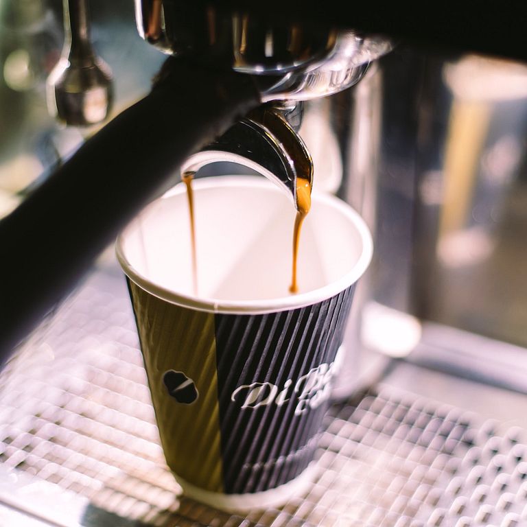 咖啡渣可以回收再利用,妥善發揮價值(圖/Di Bella Coffee on Unsplash )