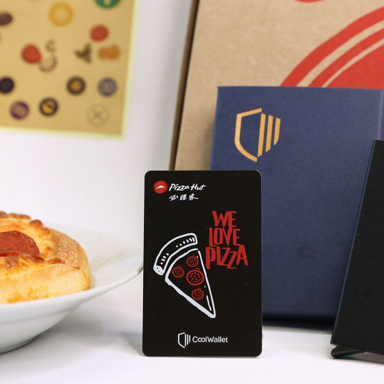 庫幣科技首創與台灣速食業數位創新最「Hot」的領導品牌必勝客合作,特別打造虛擬世界首次「冷」與「熱」的結合,推出限量「必勝客聯名設計 CoolWallet Pro 冷錢包組合」