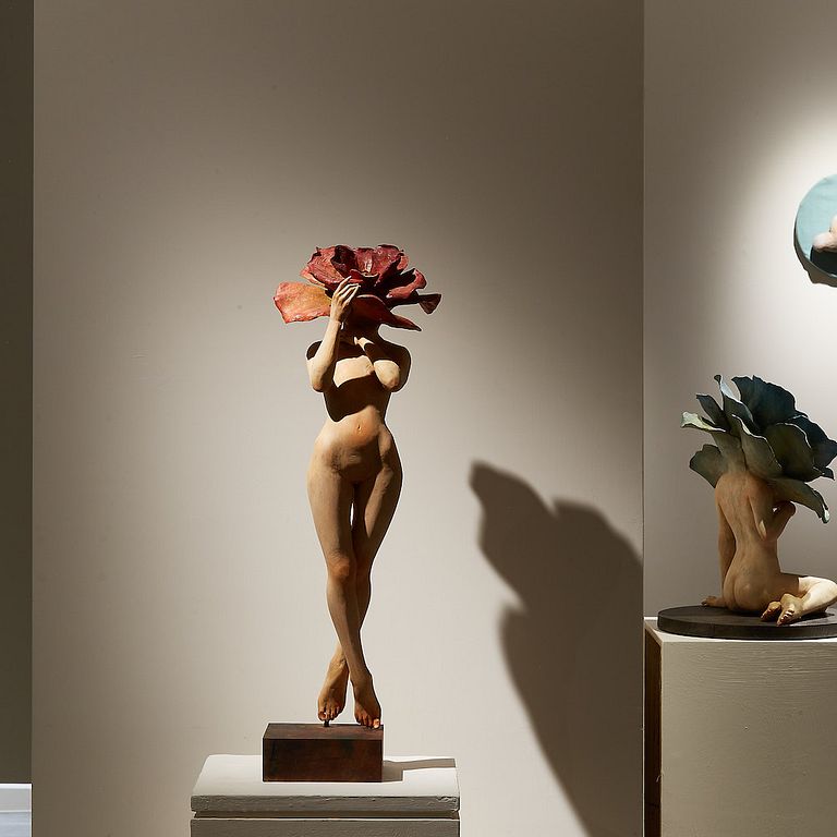 李霽洵以女性身體和昆蟲、花卉等元素創作之雕刻作品(圖/首都藝術中心官網)