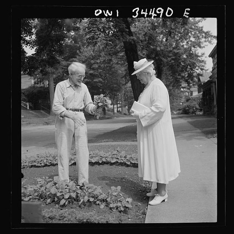 一位市民在妻子前往教會前,向她展示自己在勝利花園中種植的蔬菜。(圖/ Collins Marjory,Library of Congress)