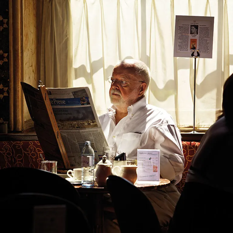 維也納中央咖啡館內悠閒讀報品咖啡的人們(圖/Café Central)