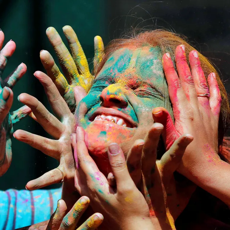 holi(圖/@ajplus X)