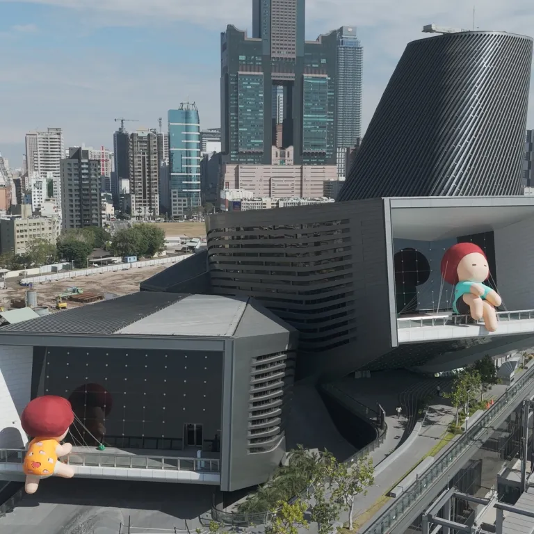 「ArtIN國際藝術博覽會」在高雄港旅運中心登場,與香港同樣面朝大海,天然的港灣風貌搭配國際級藝文活動,為南台灣注入嶄新藝術能量。(圖/承億集團 提供)