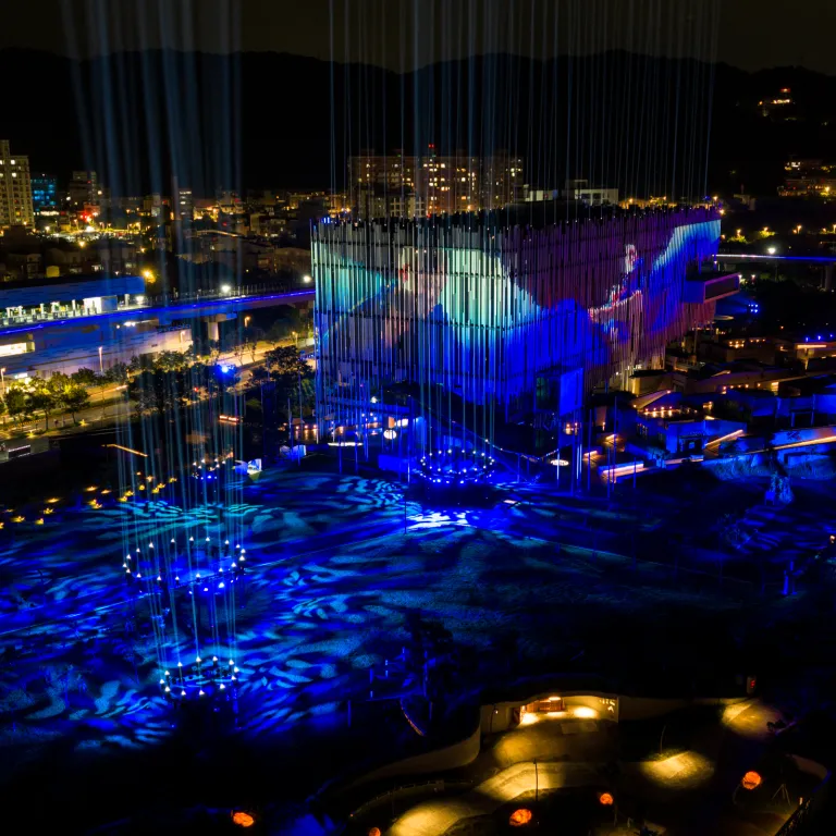 《海山夜行-新北市美術館建築光雕暨聲光環境劇場》正式登場,以建築光雕結合聲光環境劇場,打造近10分鐘的沉浸式夜間體驗。(圖/新北市文化局提供)