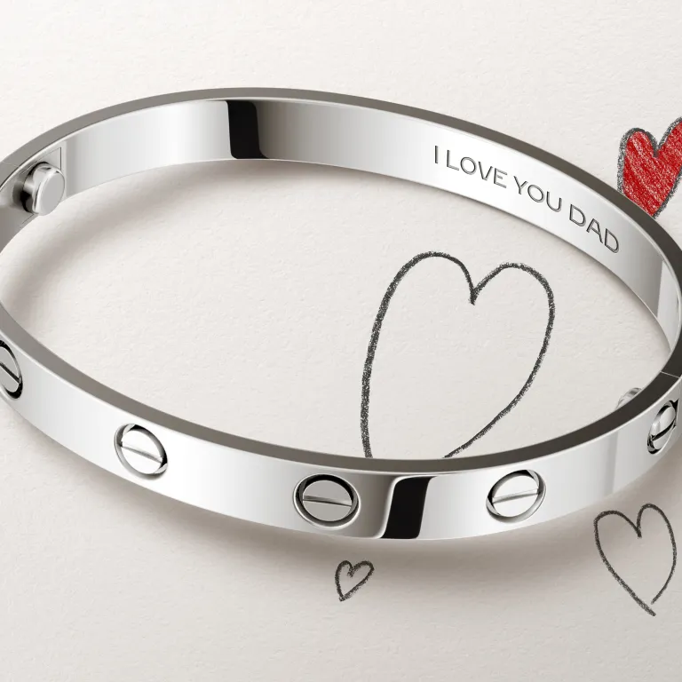 父親節選品從腕錶走向珠寶與情感符號,Cartier LOVE手環以「I LOVE YOU DAD」刻字傳遞關係與紀念,也映照精品品牌對當代男性的重新想像。(圖/Cartier提供)
