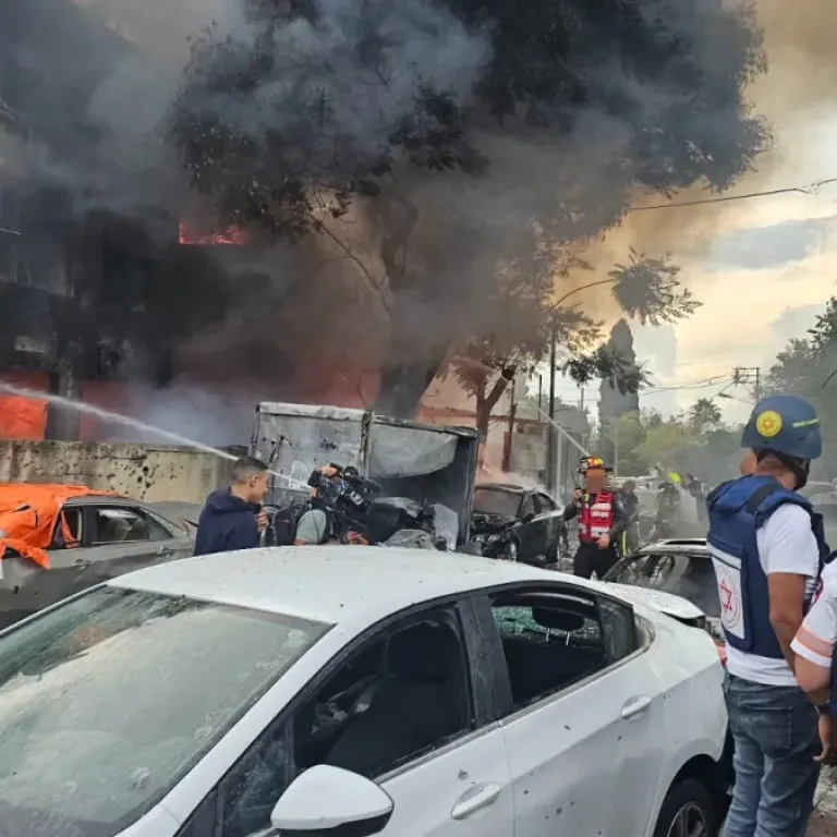 飛彈襲擊造成建築起火、車輛受損,MDA救護人員抵達現場,與消防、警察共同展開救援。當城市機能同時受創,跨部門協作與第一線快速決策成為搶救生命的關鍵。(圖/以色列MDA提供)
