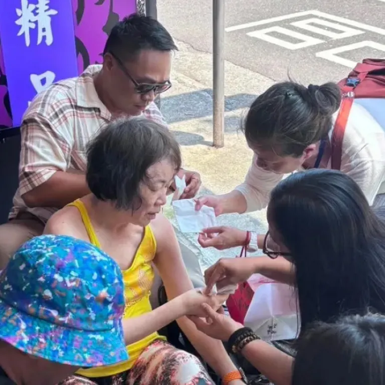 54位菲律賓消防員完成在台九天緊急醫療與救援訓練後,返國前在西門町遇見民眾身體不適,隨即上前協助並持續觀察狀況,直到台灣救護人員抵達接手。這場沒有預先安排的真實情境,也成為訓練成果最直接的一次驗證。(圖/TAEF提供)